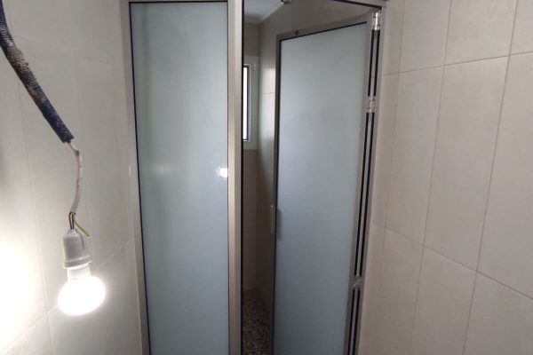 Υαλεμπορική Κρήτης - Ντουζιέρα ανοιγόμενη με αλουμίνιο